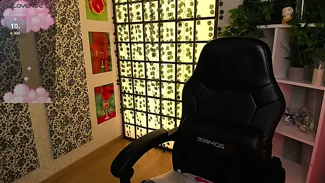 Snapshot of Maya_Light chatting on 03/16/25, 04:52 Maya Light online show from 03/16/25, 04:52