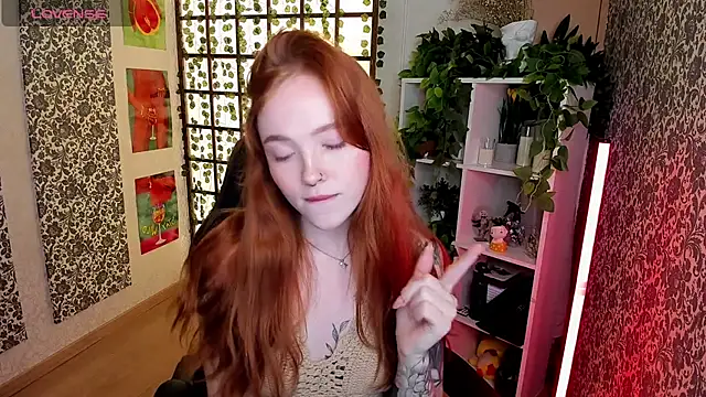 Snapshot of Maya_Light chatting on 09/19/25, 01:51 Maya Light online show from 09/19/25, 01:51