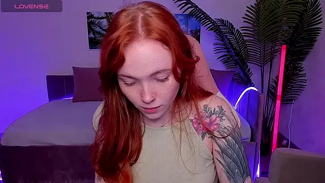 Snapshot of Maya_Light chatting on 09/22/25, 02:02 Maya Light online show from 09/22/25, 02:02