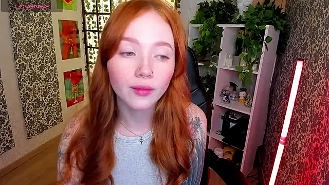 Snapshot of Maya_Light chatting on 09/26/25, 02:04 Maya Light online show from 09/26/25, 02:04