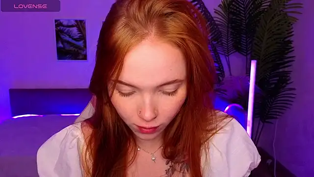 Snapshot of Maya_Light chatting on 10/15/25, 02:01 Maya Light online show from 10/15/25, 02:01