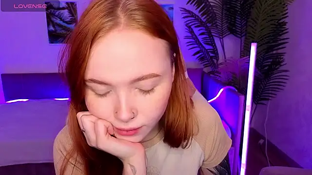 Snapshot of Maya_Light chatting on 10/16/25, 02:01 Maya Light online show from 10/16/25, 02:01