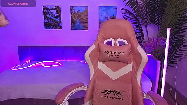 Snapshot of Maya_Light chatting on 10/18/25, 08:04 Maya Light online show from 10/18/25, 08:04