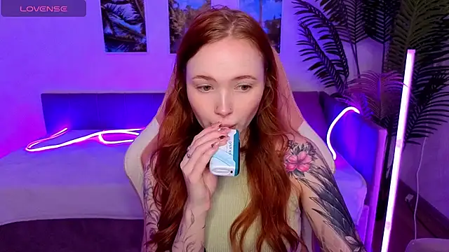 Snapshot of Maya_Light chatting on 10/21/25, 02:01 Maya Light online show from 10/21/25, 02:01