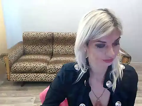 Snapshot of SexyBeatriice chatting on 10/17/25, 06:16 SexyBeatriice online show from 10/17/25, 06:16