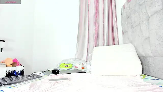 Snapshot of k_stormi_ chatting on 01/29/25, 12:12 k stormi  online show from 01/29/25, 12:12