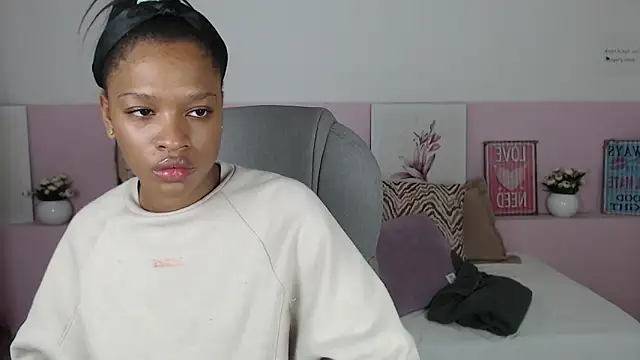 Snapshot of brendathompson_ chatting on 02/13/25, 12:32 brendathompson online show from 02/13/25, 12:32