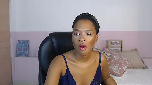 Snapshot of brendathompson_ chatting on 10/12/25, 02:32 brendathompson online show from 10/12/25, 02:32