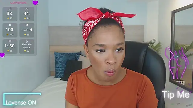 Snapshot of brendathompson_ chatting on 10/21/25, 02:12 brendathompson online show from 10/21/25, 02:12