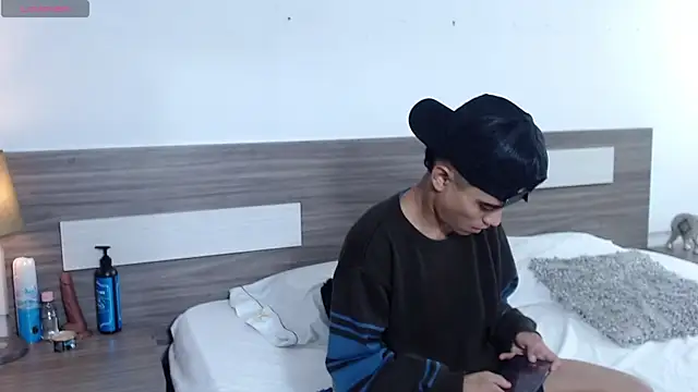 Liiamthompson online show from 12/01/25, 10:37