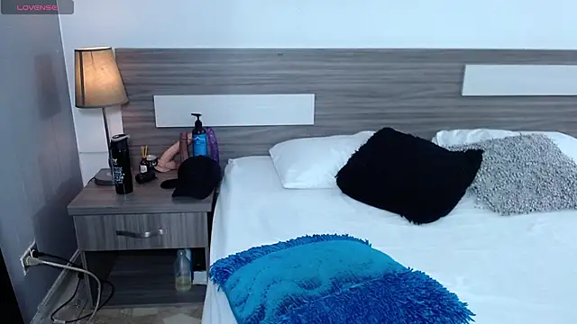 Liiamthompson online show from 12/15/25, 09:24