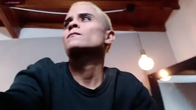 Liiamthompson online show from 04/10/26, 10:58