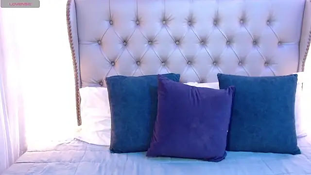 Liiamthompson online show from 06/01/26, 10:22