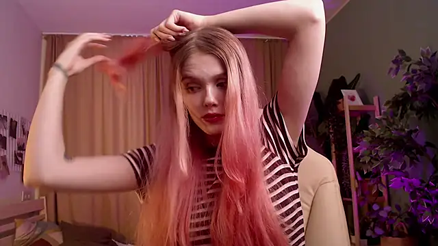 Gretchen Mol online show from 01/14/26, 07:36