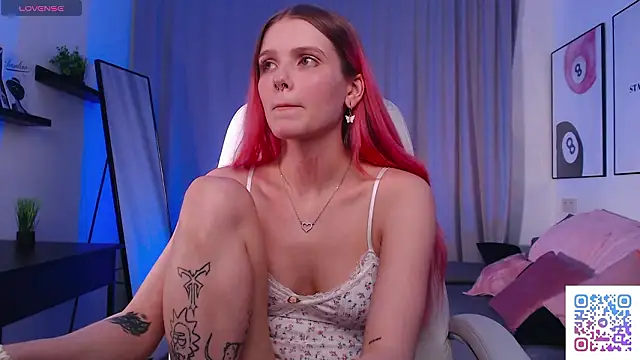 Gretchen Mol online show from 03/08/26, 07:34