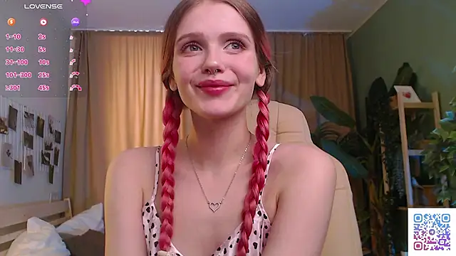 Gretchen Mol online show from 03/11/26, 07:36