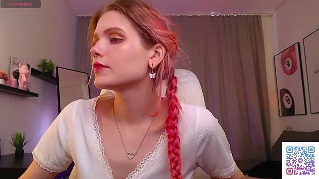 Gretchen Mol online show from 03/21/26, 07:35