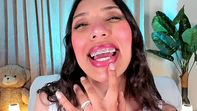 Snapshot of Miss_veronicaa2 chatting on 02/23/26, 01:30 Miss veronicaa2 online show from 02/23/26, 01:30