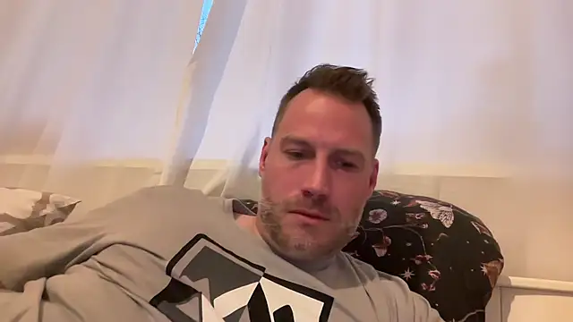 Snapshot of Christian87xxx chatting on 11/08/25, 03:45 Christian87xxx online show from 11/08/25, 03:45