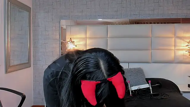 Nohemi louse online show from 10/22/25, 07:13