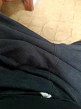 Snapshot of NAvoglia chatting on 11/17/25, 01:06 NAvoglia online show from 11/17/25, 01:06