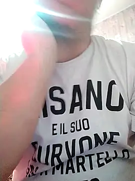 Snapshot of NAvoglia chatting on 12/01/25, 01:05 NAvoglia online show from 12/01/25, 01:05