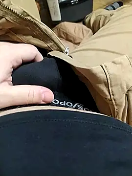 Snapshot of NAvoglia chatting on 12/18/25, 01:44 NAvoglia online show from 12/18/25, 01:44