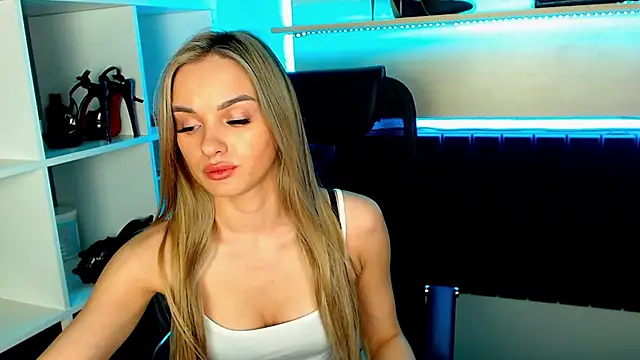 Snapshot of EvaBalmer chatting on 03/04/25, 09:43 EvaBalmer online show from 03/04/25, 09:43