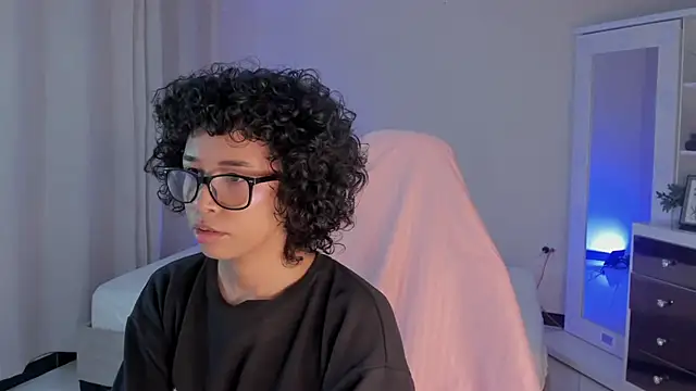 Snapshot of leahaltomm chatting on 02/11/25, 10:48 leahaltomm online show from 02/11/25, 10:48