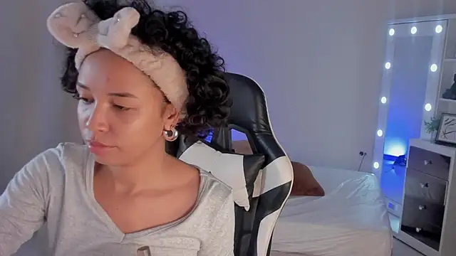 Snapshot of leahaltomm chatting on 02/12/25, 10:35 leahaltomm online show from 02/12/25, 10:35