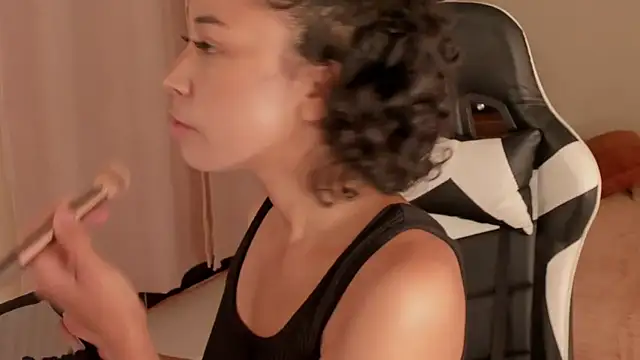 Snapshot of leahaltomm chatting on 03/07/25, 05:38 leahaltomm online show from 03/07/25, 05:38