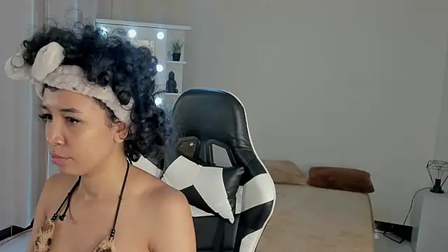 Snapshot of leahaltomm chatting on 03/14/25, 06:29 leahaltomm online show from 03/14/25, 06:29