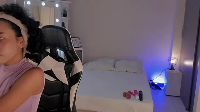 Snapshot of leahaltomm chatting on 03/20/25, 07:46 leahaltomm online show from 03/20/25, 07:46