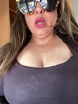 Snapshot of laarti chatting on 05/17/26, 10:11 laarti online show from 05/17/26, 10:11