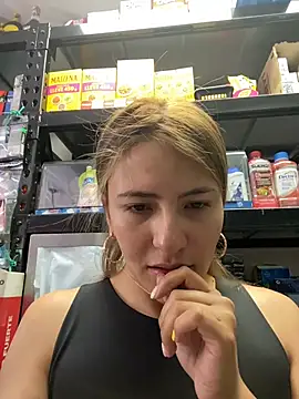 Snapshot of Andrea18_blonde chatting on 06/09/26, 03:45 Andrea18 blonde online show from 06/09/26, 03:45