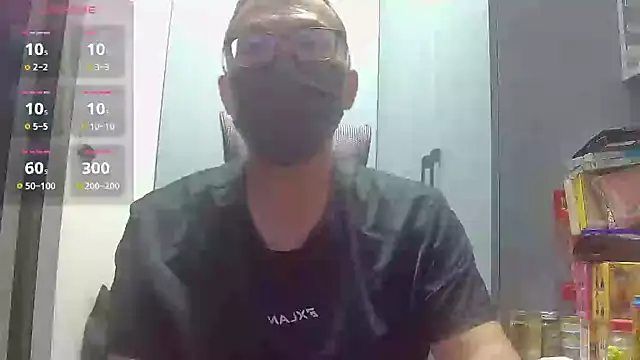 Snapshot of beartopslave chatting on 10/14/25, 04:13 beartopslave online show from 10/14/25, 04:13