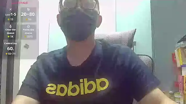Snapshot of beartopslave chatting on 10/15/25, 04:23 beartopslave online show from 10/15/25, 04:23