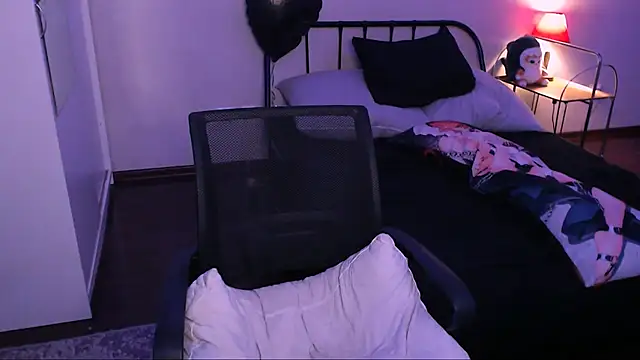 Snapshot of rennnuts chatting on 10/15/25, 05:40 rennnuts online show from 10/15/25, 05:40