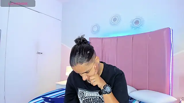 Liiam smith  online show from 11/04/25, 02:27