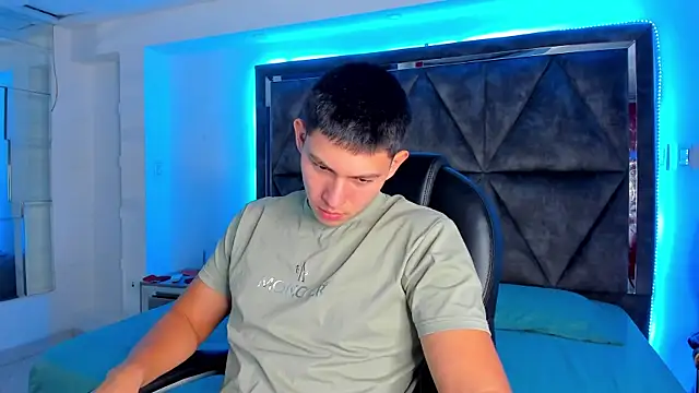 Snapshot of JamesCr_ chatting on 02/17/25, 01:10 JamesCr  online show from 02/17/25, 01:10
