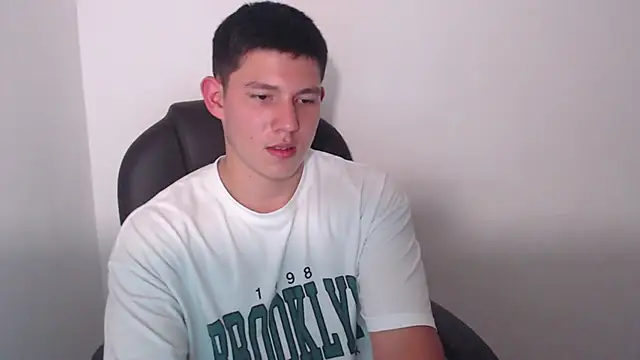 Snapshot of JamesCr_ chatting on 02/26/25, 06:37 JamesCr  online show from 02/26/25, 06:37
