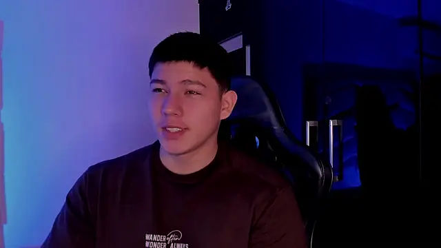 Snapshot of JamesCr_ chatting on 09/19/25, 12:17 JamesCr  online show from 09/19/25, 12:17