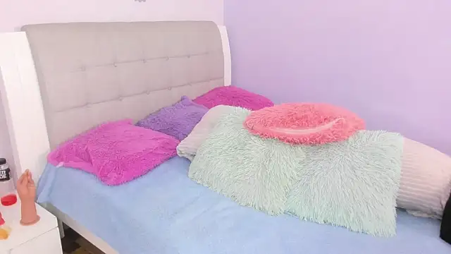 Snapshot of Hiyakasudere chatting on 10/08/25, 06:27 Hiyakasudere online show from 10/08/25, 06:27