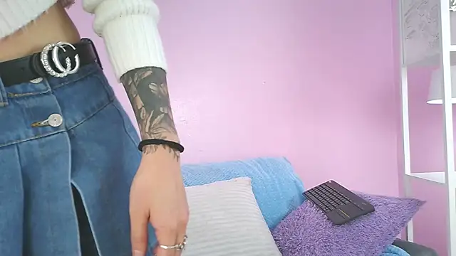 Snapshot of Hiyakasudere chatting on 11/18/25, 06:45 Hiyakasudere online show from 11/18/25, 06:45