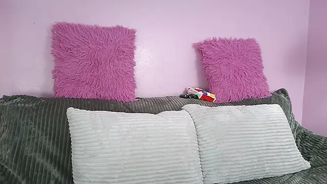 Snapshot of Hiyakasudere chatting on 12/17/25, 12:33 Hiyakasudere online show from 12/17/25, 12:33