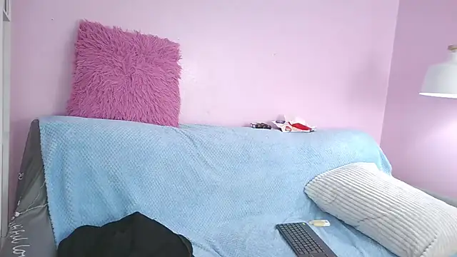 Snapshot of Hiyakasudere chatting on 12/20/25, 12:29 Hiyakasudere online show from 12/20/25, 12:29