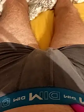 Snapshot of Dam70 chatting on 10/03/25, 08:28 Dam70 online show from 10/03/25, 08:28