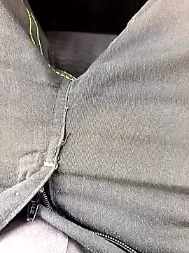 Snapshot of Dam70 chatting on 11/21/25, 11:53 Dam70 online show from 11/21/25, 11:53