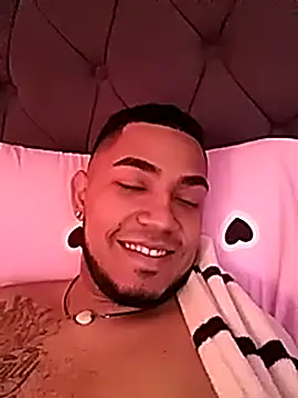 Snapshot of Elgroney23 chatting on 02/02/25, 04:00 Elgroney23 online show from 02/02/25, 04:00