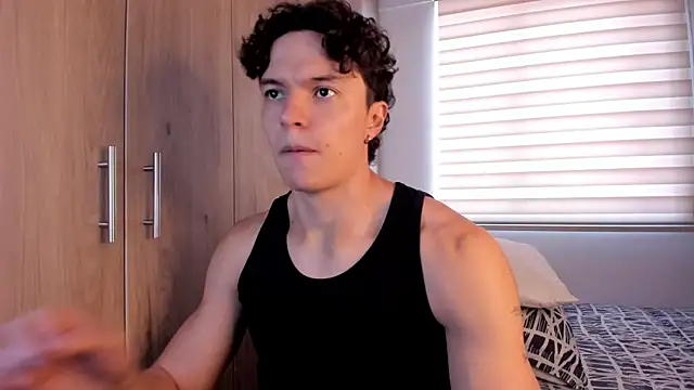 Snapshot of Mastrangelo_xxx chatting on 11/23/25, 08:41 Mastrangelo xxx online show from 11/23/25, 08:41